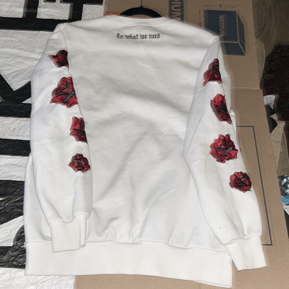 Divided Roses Criticism sweater - Picture 4 of 4